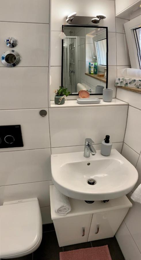 'Das Kleine Feine' - Ruhige, Helle Ferienwohnung Mit Parkplatz Und Balkon Pforzheim Bagian luar foto